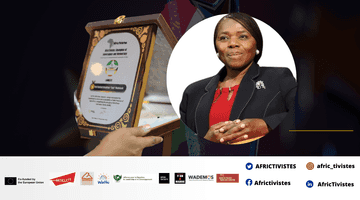 Thuli Madonsela receives the AfricTivistes Champion of Governance and Democracy Award